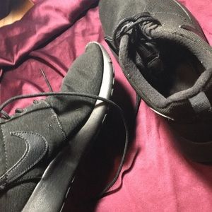 Black Nike Roshe